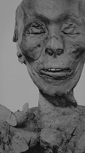 Head of the mummy of King Thutmose II 👑🇪🇬 This image shows the head of the mummy of King Thutmose II, one of the kings of Egypt’s Eighteenth Dynasty and the husband of the great Queen Hatshepsut. Despite the passage of more than three thousand years, the face still bears calm features, reflecting the precision of ancient Egyptian mummification, which aimed to preserve the body for eternal life in the afterworld. Thutmose II ruled for a relatively short period, yet his name is associated with 