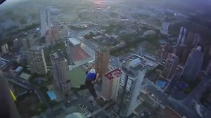 Sauter en parachute depuis l'ascenseur d'un hôtel