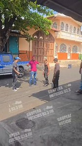 Poblacion pide control de permisos en la" Sin ley" GRUPERA NOTICIAS: Siguen las quejas de escándalos en la vía pública en la "cslke Sin mey" barrio Veracruz, Sonsonate. Según los afectados que son constantes loa escándalos en esa zona de comercio | Grupera Noticias 93.3 FM