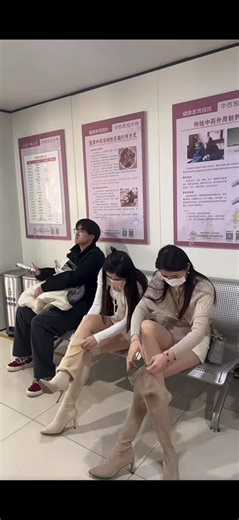 Chinese young suede over knee boots woman take off boots to show her nude barefoot #boots #barefoot