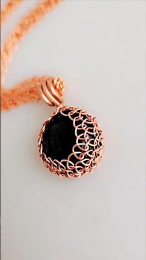 You can wire any cabochon of any size with this wire weaving method. #wirewrappedjewelry #wirework