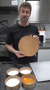 🥧Vous l'attendiez avec impatiance, voici la recette de notre tarte au fromage ou Kasekuche, véritable spécialité Alsacienne. 👨‍🍳 Ingrédients: 1 disque de pâte sablée de 28cm (3-4mm d'épaisseur) 800gr de fromage blanc 0% 50gr de fécule de maïs 200gr de sucre 200gr de lait 3 oeufs clarifiés (séparer les jaunes des blancs) 1 pincé de sel 1. Sur une plaque de cuisson accompagné d'un papier sulfurisé, disposer un disque de pâte sablée précuit, dans un cercle préalablement beurré de 28cm 2. Préchau