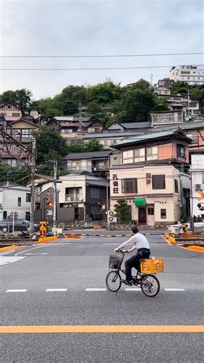 日本 / 廣島 / 尾道散步 距離上回前往尾道已過了七年多， 這次特別安排多停留幾天， 再訪印象中熟悉的角落。 尾道市區緊鄰瀨戶內海， 同時地形多山，不少街道建於山坡上， 有著「坡道之城」的別稱。 同時這裡也是自行車愛好者的聖地， 是島波海道（しまなみ海道）的起點， 可以騎自行車欣賞瀨戶內海的美麗風光。 我們跟隨記憶來到U2倉庫、纜車站， 一覽小鎮風景也眺望山海景致， 回程再繞去澡堂（栗原溫泉）、拉麵館， 以極慢速的步調度過尾道的一天。 #老屋顏 #旅行 #日本 #japan #尾道 #おのみち #Onomichi #coffee | 老屋顏