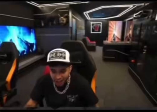 Lo último que voy a decir sobre esto que ese follow siga ahí no es casualidad Leandro menciona lo de las rosas como si fuera una bomba y west se pone nervioso y las dos únicas rosas que ha montado este año ella son recientes así que son algunas de estas dos, dejémoslo jugar 🤫🤫