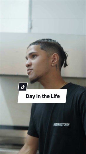 Tu t'es déjà demandé ce que vit vraiment un cuisinier dans sa journée ? On voit rarement ce qu'il y a derrière une belle assiette : la pression, les détails, les heures. Dans cette vidéo, vivez le quotidien d’un de nos cuisiniers. Viens découvrir notre cuisine par toi-même. 👇 📍 Saint Jean, Quatre Bornes 📞 230 5981 3276 #dreandthekitchen #mauritius🇲🇺 #tiktokmauritius #mauritiusfood #food