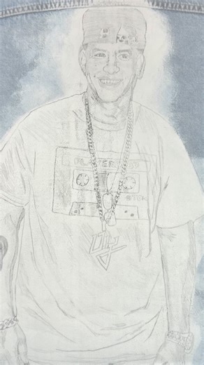 LydiaTamayo | 🎨✨ on Instagram: "Proceso chaqueta Daddy Yankee 🔥 Pintada y dibujada 100% a mano con pinturas @angelusdirect Flow, detalle y respeto por el ícono. 🎤✨ ⸻ Daddy Yankee jacket process 🔥 Painted and drawn 100% by hand using Angelus paints. Pure flow and detail for a true icon. 🎤✨ #daddyyanke #pintadoamano🎨 #angeluspaints #angelusdirect🎨 #angelouspaint"