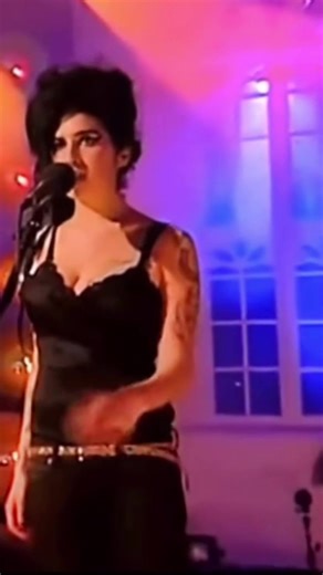 Amy Winehouse 🎵🎹 - ‘Back To Black’ live at Other Voices, 2006! 🙌 #onthisday @Amy Winehouse #AmyWinehouse #BacktoBlack #2000s #amyforevar