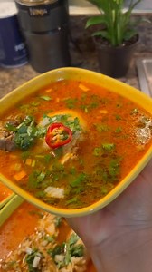 Preparando un delicioso caldo rojo de pollo con yerba santa/ arroz blanco para el esposo | Wakadeli Carolina