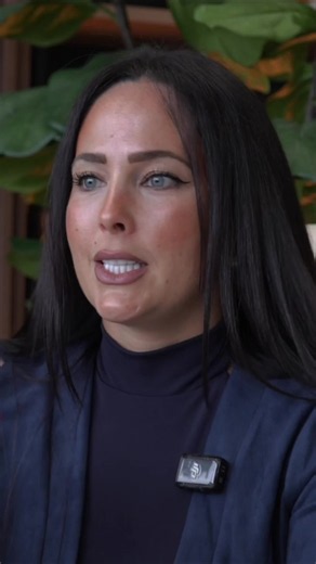 Invertir en real estate es como tener un refugio en medio de cualquier crisis. 🏠 Marta sugiere poner tu dinero a trabajar en propiedades o terrenos, especialmente en destinos con turismo todo el año. Esto asegura que tu inversión generará ingresos constantes, independientemente de las condiciones económicas. El mercado inmobiliario en destinos con turismo todo el año ofrece estabilidad y rentabilidad. Invertir en estos lugares minimiza el riesgo de tener temporadas vacías, lo que garantiza un f