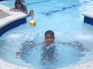 niños bañandose en piscina