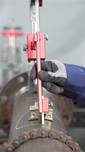 丸穴マーカー本体底部に切り替え式マグネットを搭載した丸穴マーカーは、配管や鉄製の面などにしっかり吸着します。マーカーを手で押さえる手間が不要で、マグネットをオンにするだけで固定され