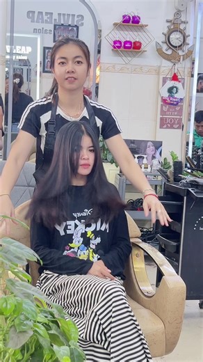 មេីលតែទឹកមុខភ្ញៀវទៅដឹងហេីយថាគាត់ពេញចិត្តអត់💈❤️📱telegram 070668382#sivleapbeautysalon #អ៊ុតត្រង់ធម្មជតិ #haircut #tiktok #pageforyou