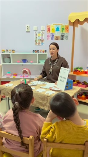 🄰🄽🄰🄾🄺🅄🄻🅄-🄺🄸🄽🄳🄴🅁🄶🄰🅁🅃🄴🄽 on Instagram: "🦷Ağız ve Diş Sağlığı Haftası🦷 Sağlıklı ve sağlıksız yiyeceklerin dişlere etkisini küçük bir deney ile keşfettik! Feneri tuttuğumuz anda gerçek ortaya çıktı; 🍎Sağlıklı beslenen diş ışıldadı, 🍭Şekerle beslenen diş karardı. Hem eğlendik, hem öğrendik🤩 • • • • • • #anaokulu #anaokuluetkinlikleri #kindergarten #preschoolactivities #anaokulufaaliyet #eğlenereköğreniyoruz #mutluçocuklaranaokulu35 #herçocukgeleceğegüvenlegülsündiye #kesfet #k