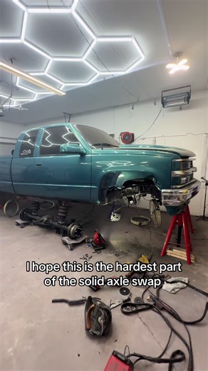 solid axle swap obs #obschevy #airbags #baggedobs #k1500life #solidaxleswap