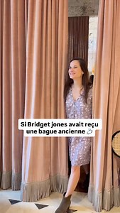 🎄Pas de bague, pas de demande 🤣 Je ne suis pas très objective parceque j’adoooore cette scène entre Mr Darcy et Bridget Jones 🍿 Et aussi parfaite soit-elle , figurez-vous qu’ils n’avaient pas prévu de bague dans le scénario 🤓 🙅‍♀️Ici c’est no way 😅 Alors on a rajouté une bague ancienne d’époque Art Déco, et on s’est fait plaisir avec la magnifique « Céleste » 🤩 Vous pouvez trouver plus d’images sur le site, et je vous en remets également en Story 🫶 Si vous n’avez pas la patience vous pou