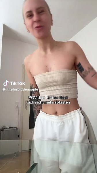 Vor Beginn meiner Chemotherapie war mein Tumor 6,3 cm groß und deutlich sichtbar. Umso dankbarer bin ich heute, sagen zu können, dass die Behandlung angeschlagen hat. Der Tumor ist inzwischen auf etwa 0,5 cm geschrumpft. Der Weg ist noch nicht zu Ende, aber dieses Ergebnis zeigt mir, dass sich jeder schwere Tag, jede Infusion und jede Träne gelohnt haben. Es gibt mir Hoffnung und die Kraft, weiterzukämpfen. #chemo #krebs #cancer #brustkrebs