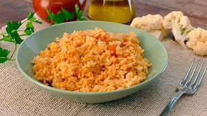 Arroz con coliflor y bacalao, ¡un plato típico alicantino! 👩‍🍳 Descubre esta receta de sabor tradicional en la que acompañamos el arroz con sabroso bacalao y coliflor al toque de pimentón. ¡Riquísimo con Arroz La Fallera! 🔝 ¡No os lo perdáis! 👉 http://bit.ly/arroz-con-coliflor-y-bacalao-cocinatis | Eva Arguiñano