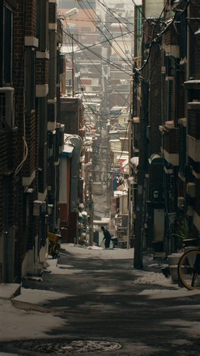 Luminar Neo by Skylum | AI-powered photo editor on Instagram: "Unwrap the Luminar Advent Calendar 🎄 The holiday season is here and with it comes one of the most beloved traditions: gifts. Today, together with @steveroe_ , we’re taking a closer look at the Luminar Advent Calendar — opening the windows, showing where to find everything, and how it all works. To make it even more useful, Steve applies the presets and creative assets from the calendar to real edits, showing how they work in practic