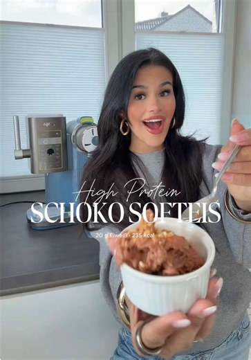 High Protein Schokoeis aus dem Ninja Swirl by CREAMi 🍫🍦 Wer liebt Schokoeis genauso sehr wie ich? 😍 Dieses cremige High-Protein-Schokoeis stillt die Lust auf Süßes und liefert gleichzeitig ordentlich Eiweiß. Perfekt als Snack, Dessert oder kleine Belohnung zwischendurch! 🤎 📌 Zutaten: • 20 g Schokoladen-Proteinpulver • 1 EL Kakaopulver • 1 EL Agavendicksaft • 2 TL Vanilleextrakt • 400 ml ungesüßte Mandelmilch 🥣 Alle Zutaten miteinander verrühren, in den Behälter füllen und nach Anleitung im