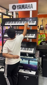 Momentos sencillos que hacen especial estar en la tienda 🎶 Osvaldo, un niño de familia musical, pasó a tocar unas cumbias y fue un gusto escucharlo 👏🎹 Música así, natural y sin poses, es parte de lo que pasa aquí en Tacea Music. Un espacio para tocar y compartir 🎸 Nos dejó su tarjeta; si te interesa contratarlo, mándanos un mensaje y te contactamos. OSVALDO · EL PODER DEL TECLADO ⚡🎹 Aquí la música se vive y los músicos siempre tienen su hogar 🎶🏠 | Tacea Music