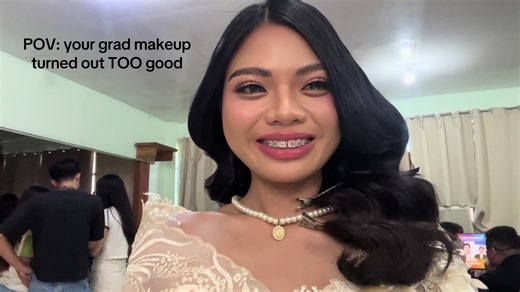 Grad makeup got me checking my camera every 5 seconds😌#graduationmakeuplook #graduationpictorial