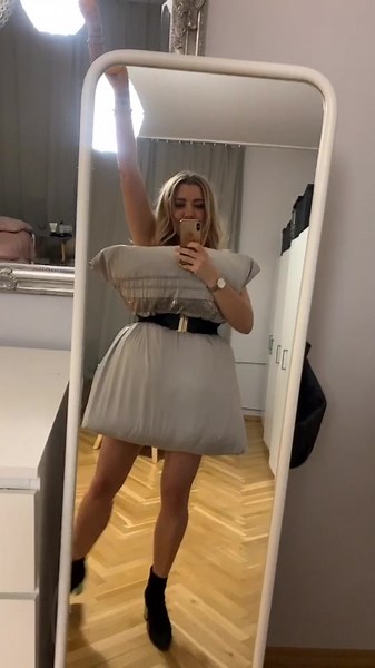 Switch & pillow Challenge fun 😂💃🏼 #switchallenge #pillowchallenge #fun #quraratine #blackdress #pillow #champagneglass #veuveclicquot #polishgirl