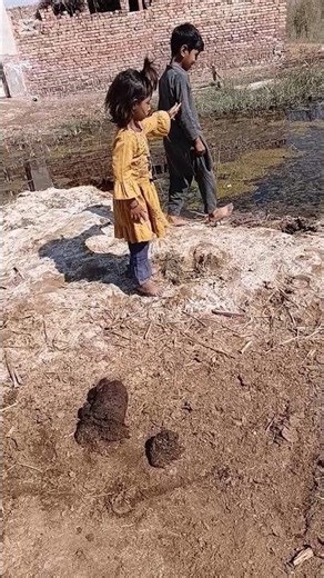 bchy ny bchi ko pyart nekal ker diya 🤫🤔#shortsvideo #trending #viral #comedy