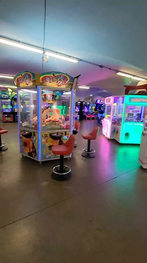 Winning a Mini Squishy from a Cedar Point Claw Machine!