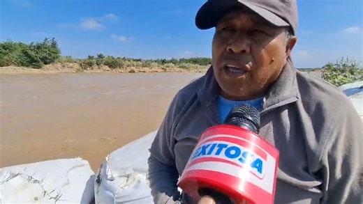 🔵🔴 #ExitosaChiclayo | Las geobolsas instaladas en abril del año pasado han sido dañadas por la fuerte corriente del río Chancay. El peligro aumenta pues a pocos metros se encuentra la pista que une Saltur y los distritos de la provincia de Chiclayo, a la altura del antiguo puente Hércules. Los vecinos temen quedar aislados si la corriente rompe por completo las geobolsas de protección. Exitosa 🇵🇪 La voz de los que no tienen voz 📻 #RadioExitosa: 98.9 F.M 📺 ExitosaTV: 35 señal abierta 📲 Wha