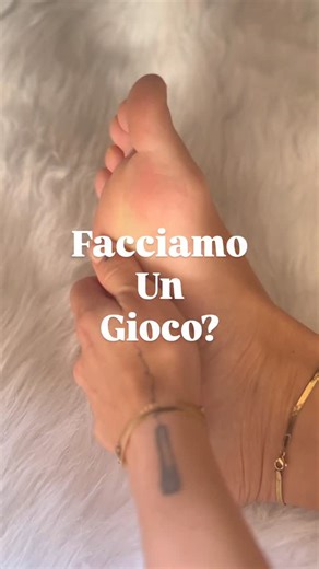 Eleonora Fabbri | Riflessologia Psicosomatica • Floriterapia on Instagram: "🔮 Mini lettura del piede! I tuoi piedi hanno molto da raccontare… calli, tensioni, gonfiore, unghie strane, dolore… Ogni segnale può essere collegato a un organo o a un’emozione secondo la riflessologia plantare. 💬 Scrivimi nei commenti cosa noti nei tuoi piedi – dove, come, e anche piccole cose che di solito non guardi. Io ti risponderò con il possibile significato. Disclaimer: Ovviamente ogni piede è unico e va valut