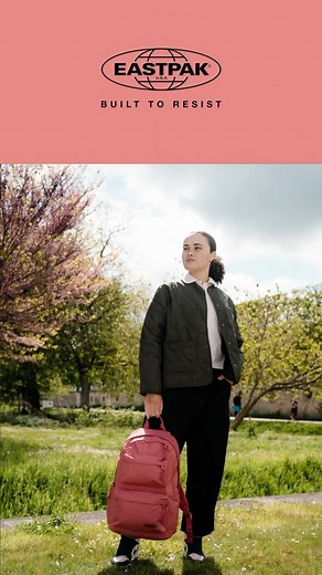 #eastpaklover @__nlwn 🗣️« Parisienne et fière de l’être ! moi c’est Nolwenn, prête à incarner le chic urbain avec mon sac Eastpak padded double. Style, praticité et amour pour la mode, tout en un seul sac ! » 📷 @moro_julien_ #eastpak #builttoresist | EASTPAK France