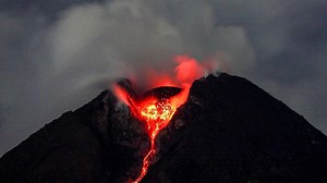 Indonésie : des centaines d’habitants évacués après une éruption du volcan Merapi - RTBF Actus