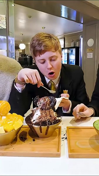 Trying Korean bingsu for the first time: Oreo, green tea & mango reactions!