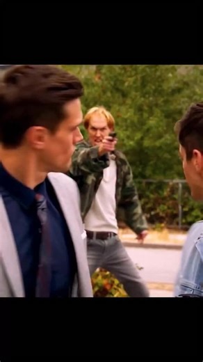 movieco on Instagram: "⚡ Сериал: «Флэш» / The Flash (2014–2023, США) 📖 Описание: Барри Аллен — судебный эксперт, который после удара молнии и воздействия ускорителя частиц получает способность двигаться со сверхчеловеческой скоростью. Используя свой дар, он становится супергероем Флэшем, защищающим Централ-Сити от опасных мета-людей и загадочных врагов. Параллельно Барри пытается раскрыть тайну гибели своей матери и доказать невиновность отца. Сериал сочетает супергеройский экшен, научную фанта