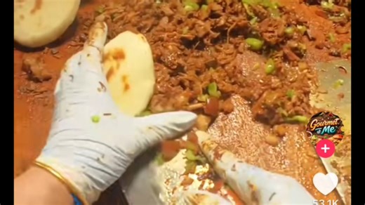 tiktok上看中国人街头卖肉夹馍，引发评论区一片热议:肉夹馍是什么？看起来就很好吃！