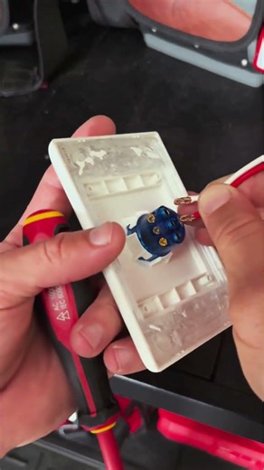 maximum user comfort and high torque applications with the 12 Piece VDE Screwdriver Set