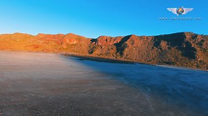🇷🇪Un voyage entre deux mondes🌌 Laissez-vous transporter par cette exploration unique, où la réalité se fond avec la fiction. La Plaine des Sables, figée dans un givre surréaliste, se transforme en un paysage d’une autre planète du système solaire, rappelant les étendues désertiques et énigmatiques de la planète Mars. Entre falaises et roches rougeâtres mystérieuses, la frontière entre notre Terre et un autre monde semble disparaître... Accompagnée d’une musique envoûtante tirée du film Alien 