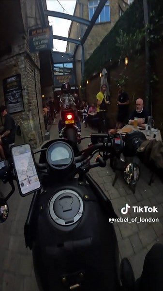 Entering London's most well-known motorbike parking. @rebel_of_london #motorcycles #motorcycleexhaust #filtering #bikeshedmoto #exhaustasmr #hondamotorcycles #hondamotorcyclesuk #hondarebel500 #hondachiswick #tripmachine #urbanrider #motorcyclelife #motorbike #motocyclesuk #rebeloflondon #motorcyclephotography #throttletherapy #POV #fortheride #toysforthebigboys #vanceandhines #rgracing #rebel500 #bikersofinstagram #londonuk