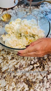 🥟 Szybki farsz do pierogów ruskich 🥔🧈 Potrzebujemy: 🥟 1,5 kg ziemniaków 🥟 0,5 kg sera białego 🥟 1 dużą cebulę 🥟 100 g masła (całość do farszu) 🥟 sól i pieprz do smaku 🥟 Ziemniaki obieramy, gotujemy i studzimy. 🥟 Ubijamy lub przeciskamy przez praskę. 🥟 Na maśle podsmażamy drobno pokrojoną cebulkę na złoto. 🥟 Dodajemy ją do ziemniaków razem z białym serem, solą i pieprzem. 🥟 Wszystko dokładnie ugniatamy lub mielimy – i gotowe! Idealny, kremowy i pachnący farsz do pierogów ❤️ Smaczna K