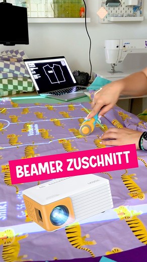 Nastasia Mohren on Instagram: "Beamer-Zuschnitt = Gamechanger! 🎥✂️ Ihr habt sooo viele Fragen zu meinem Billo-Beamer bekommen – und ich kann’s verstehen: Der kleine reicht für meine Kinderschnitte locker aus und kostet grad einfach nur 37 Euro! 😱 Ich verspreche: Ein ausführliches YouTube-Video kommt ganz bald. Aber hier schon mal das Wichtigste in Kürze: ✨ Ich hatte den Beamer bisher auf einem Tischstativ (maximal 1,20 m Abstand – läuft!) ✨ Jetzt hängt er an der Traverse unter der Decke (ca. 1