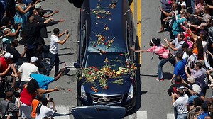 Video. The world says a final farewell to boxing great, Muhammad Ali