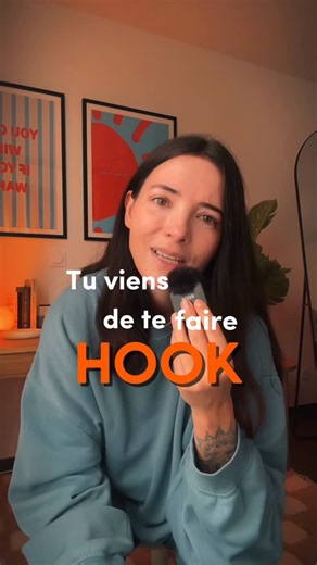 Sara TOPO on Instagram: "Commente HOOK en commentaire pour recevoir 30 exemples de hooks viraux testés sur Instagram (pour prestataire ou ecommerce) Un hook Instagram, c’est la raison pour laquelle tu t’es arrêté sur cette vidéo. C’est les 3 premières secondes qui décident si ton reel Instagram va exploser ou mourir dans l’algorithme. Sans hook fort, pas de temps de visionnage -> sans temps de visionnage, pas de visibilité Instagram La plupart des créateurs de contenu ratent leur hook parce qu’i