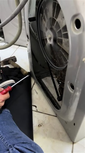 🧺 Çamaşır makinesinden gelen o rahatsız edici ses mi? 😳 Tek dokunuşla sesi kestik! 🔧😎 Makine: “Ben bittim usta…” Usta: “Daha dur, yeni başlıyoruz.” 😂🔧 Çamaşır makinesi arızaları için bize ulaşın! 📞 #kombibakımı #beyazeşyaservisi #tamirat #tamir #komedi