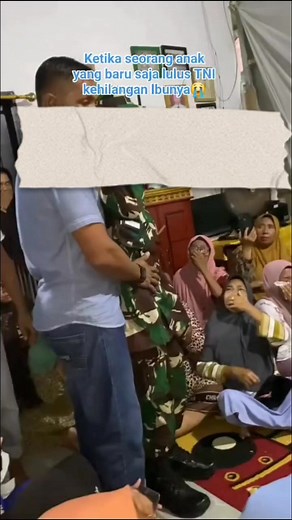 Innalillahi wainna ilaihi rajiun. Kisah pilu seorang abdi negara Baru lulus menjadi prajurit TNI, mendadak harus pulang karena ibu nya yang ia sangat sayangi ( cinta pertamanya) harus pergi untuk selamanya. "Bu, ibu belum melihat aku pulang memakai seragam impian, ibu belum memelukku dengan seragam loreng kebanggan ini, kenapa ibu malah pergi untuk selamanya. "😥😭 Ucap anak muda sambil menghapus air matanya #TNI #TNIAD #TNIAU #TNIAL #Tentara #Loreng #abdinegara #duniamiliter #storyprajurit #ten