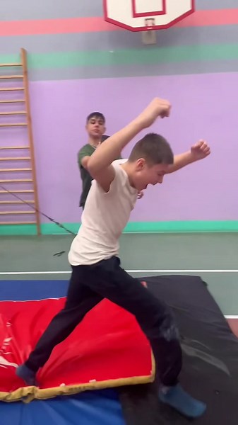 Первая Серёгина двуха)) Вот это реакция 🤩💪🏼🔥 #двухастурника #воркаут #сальто #мотивация #спорт #легендаворкаута #лучшийвсвоёмделе