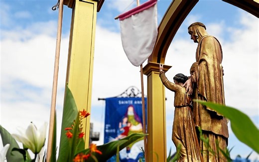 La statue de sainte Anne est arrivée à la basilique de Sainte-Anne-d’Auray | Le Télégramme