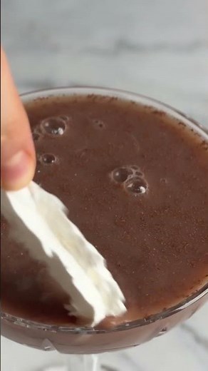 non-alcoholic chocolate martini 🍫 #mocktail #chocolatemartini #nonalcoholic #dessertdrink