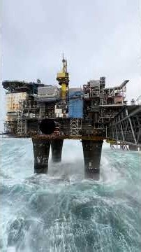 ⚠️ This is why you need safety training before working on an offshore oil rig