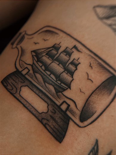 come with me to do a Friday the 13th tattooooooooooo 🔥🔥🔥 i feel like most artists bang out simple basic designs during this holiday, but not meeee ! this thing is giving me peter pan / pirates of the caribbean vibesss 🌊 books open for custom soon ! join the waitlist ! #flashtattoo #boattattoo #shiptattoo #pirateship