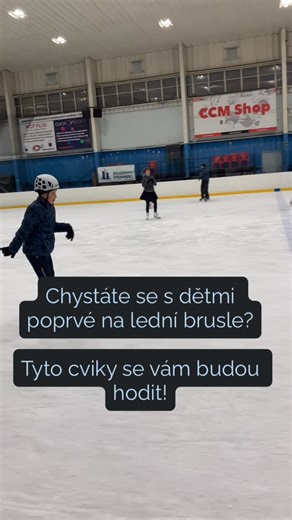 Chystáte se s dětmi poprvé na lední brusle? Tyto cviky se vám budou hodit! 1. Pády a vstávání - padáme na všechny čtyři. Přirovnat můžeme ke kočičce. Vstáváme z pozice žabky (viz inline brusle) nebo se zapřeme o jedno koleno. 2. Základní postoj - ruce na kolena u začátečníků pomhou najít ten správný postoj a stabilitu. A zachrání před každým pádem 3. Tučňák - paty k sobě, špičky od sebe, ruce před sebe a malinké krůčky - přesně jako tučňák 4. Medvěd - nohy doširoka od sebe, hrozivé tlapky a hood
